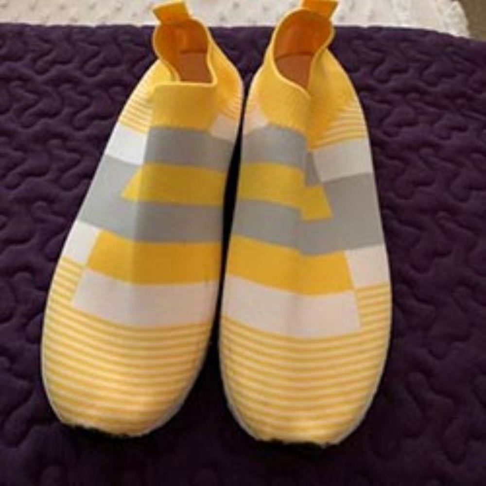 Stretchy slip on sneaker